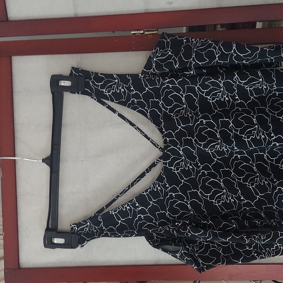 GUESS Black n White Floral design Cold Shoulder Front strappy bikercore Top XS - Picture 4 of 9